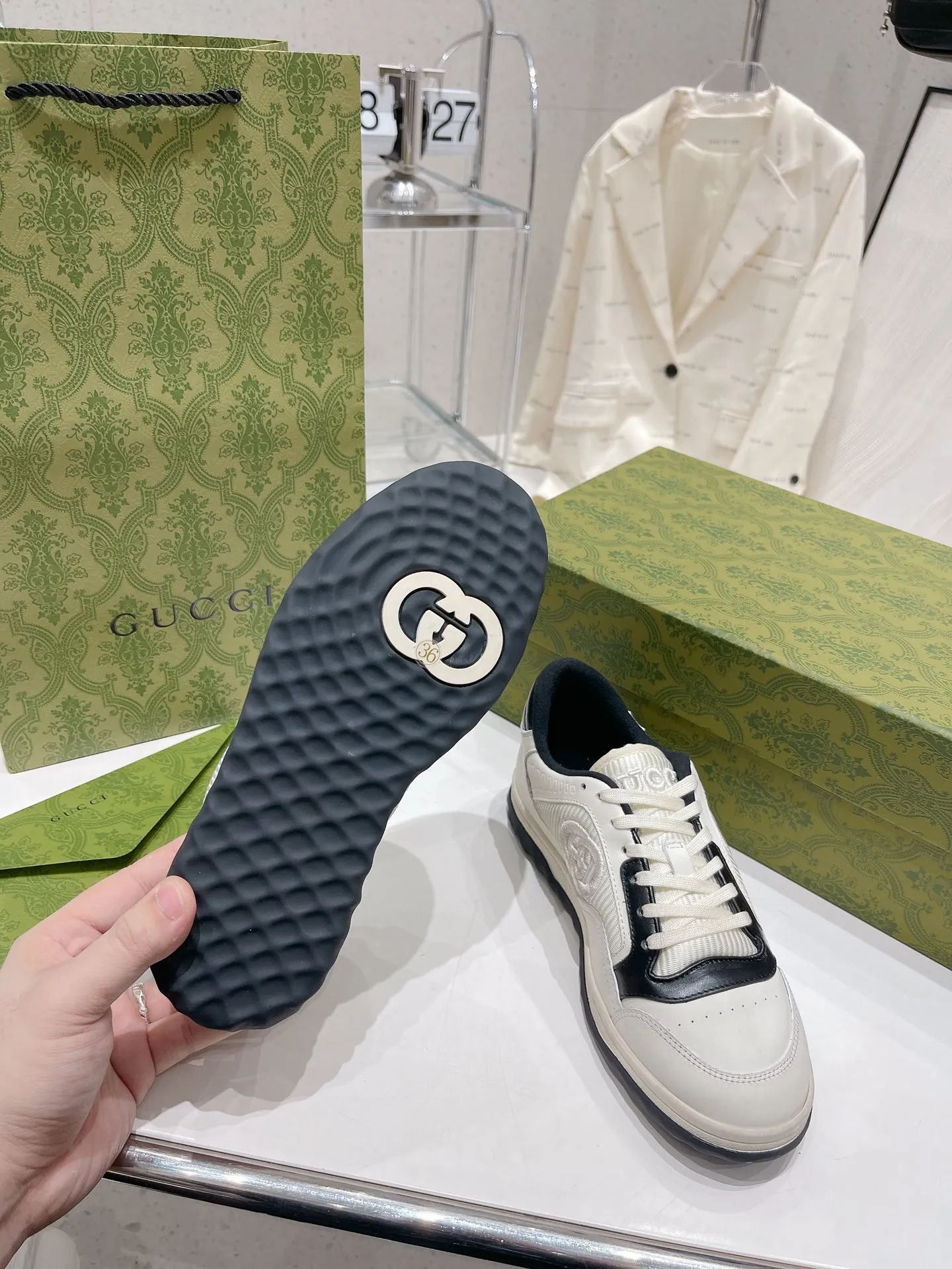 👟👟Ex-factory price 520👟👟 Gucci Gucci 2023 latest hot model MAC80 sneakers, couple style, casual, retro, old, dirty shoes, small dirty shoes, white shoes, original purchase, development, production, Gucci MAC80 new hot model series. The exquisite and compact interlocking double G logo romantically interprets the aesthetic concept of this series. Made of off-white leather, retro inspiration is cleverly integrated into the design of sports shoes, reinterpreting the brand logo. Fabric: Original custom imported first-layer cowhide. Lining: Original custom imported breathable mesh. Outsole: Original molded two-color TPU outsole. Sole thickness: 3CM. Size: Women's 35-40 / Men's 39-45.